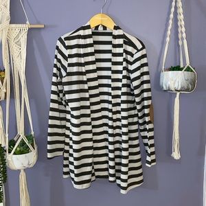 ✨❗️ ACCEPTING ALL OFFERS EVERYTHING MUST GO❗️✨ cardigan w/ brown elbow patches